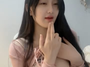 挺拔粉嫩的大奶子可愛超清純美少女直播